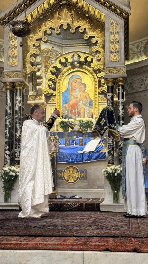 Encensement de l'autel pendant la Divine Liturgie